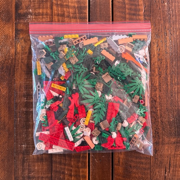 LEGO Christmas Wreath 2-in-1 - Picture 5 of 5